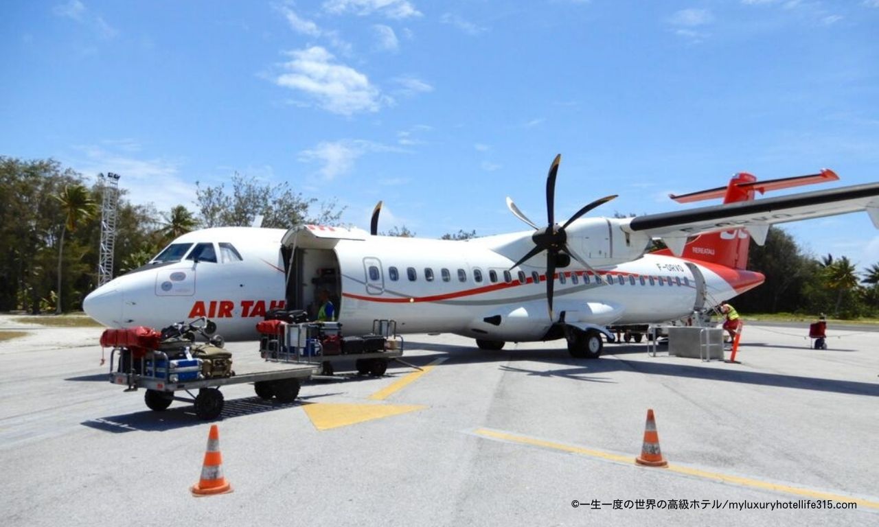 ボラボラ空港から離陸するエアタヒチの機体